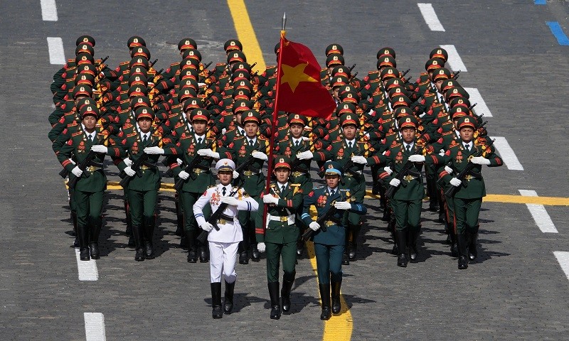 Đoàn Quân đội nhân dân Việt Nam gồm 68 chiến sĩ tham gia duyệt binh, di chuyển theo đội hình 8-8, tổ 3 người rước quân kỳ. Ảnh: Reuters