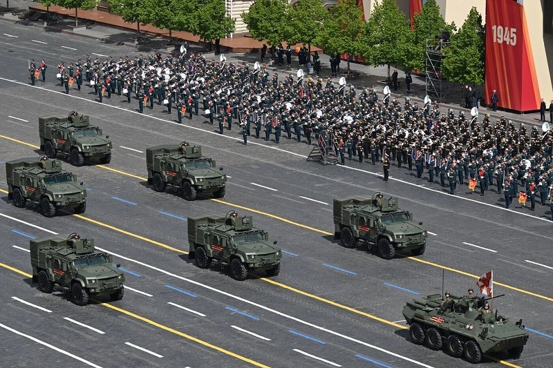 Đoàn xe thiết giáp Nga tiến qua lễ đài. Ảnh: Sputnik