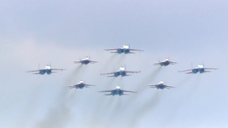 Chiến đấu cơ Nga bay theo đội hình kim cương Kubinka, được tạo thành từ 5 tiêm kích Su-30SM của đội Hiệp sĩ Nga và 4 máy bay MiG-29 thuộc đội Chim én. Ảnh: Channel One