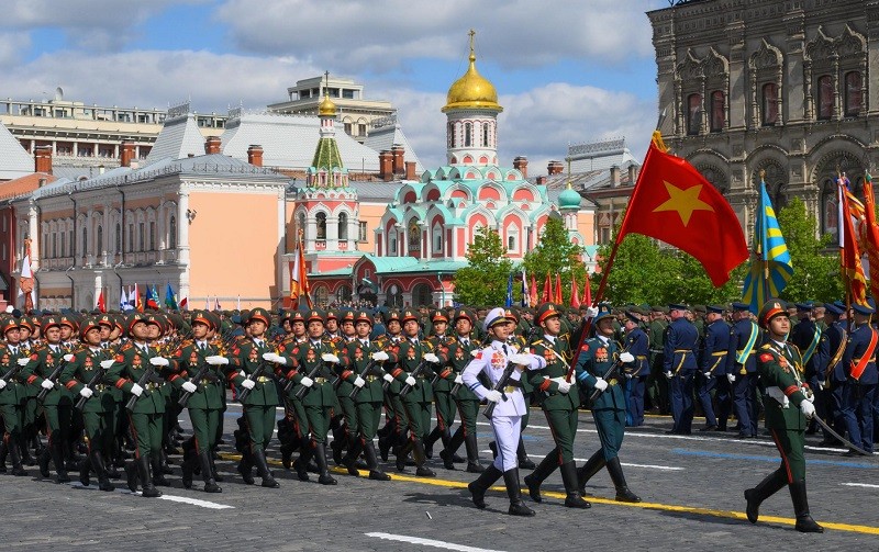 Đoàn Quân đội Nhân dân Việt Nam sải bước trong Lễ Duyệt binh. Ảnh: RIA Novosti