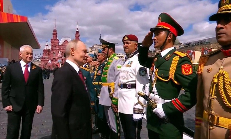 Tổng thống Nga Vladimir Putin gặp trưởng các khối duyệt binh, trong đó có trưởng khối Quân đội Nhân dân Việt Nam. Ảnh: RIA Novosti