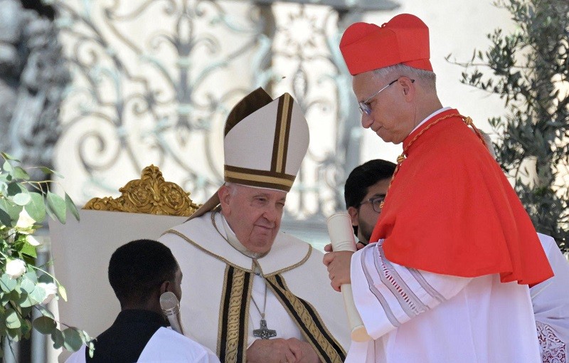Cố Giáo hoàng Francis và ông Robert Prevost trong lễ phong Hồng y năm 2023. Ảnh: AFP