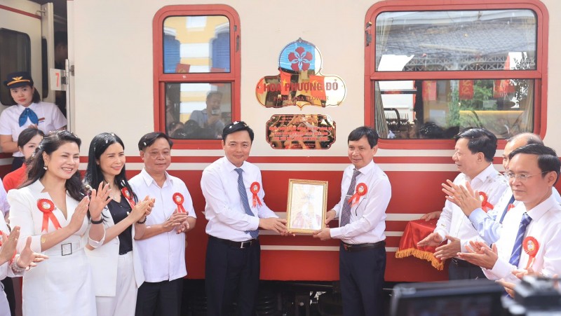 Hải Phòng khai trương đoàn tàu hạng sang 'Hoa Phượng đỏ'