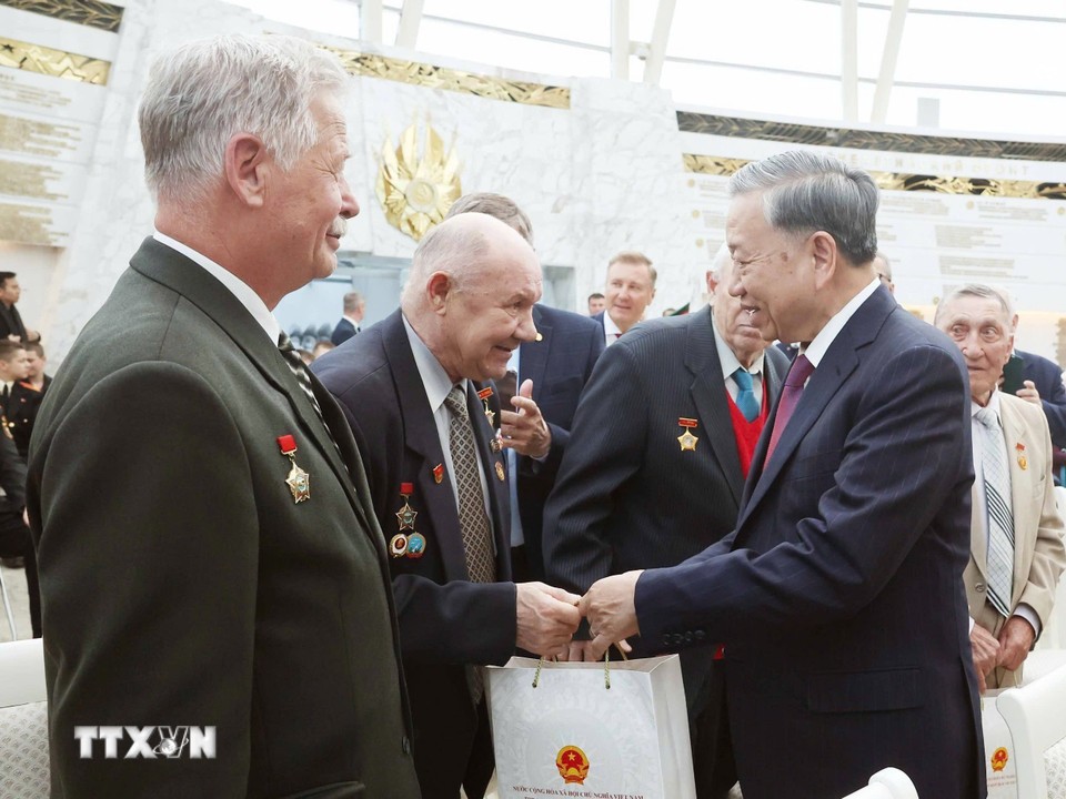 Tổng Bí thư Tô Lâm thăm hỏi, tặng quà cho cựu quân nhân Belarus từng có đóng góp nổi bật cho Việt Nam. Ảnh: TTXVN.
