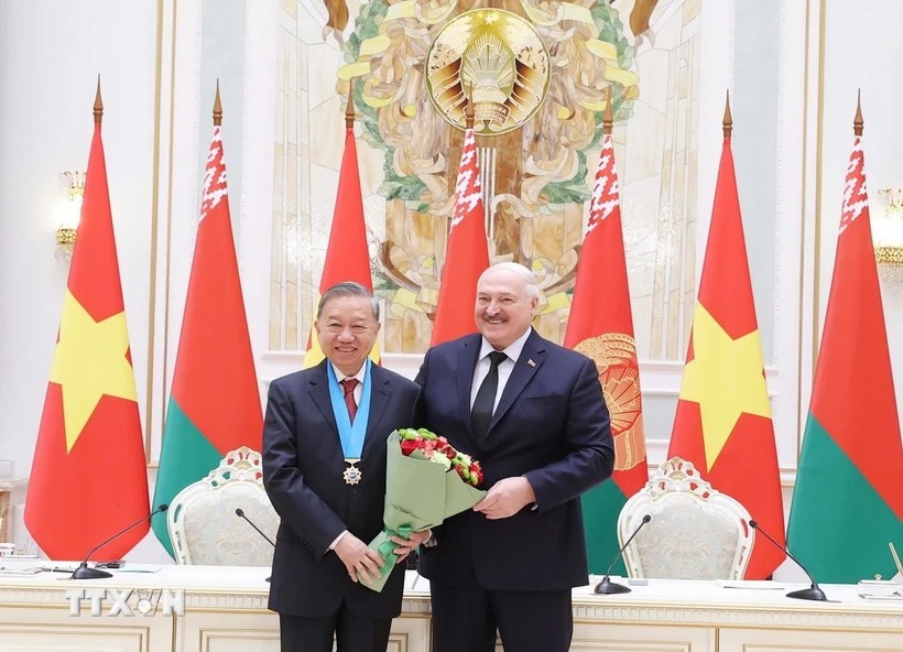 Tổng thống Belarus Aleksandr Lukashenko trao tặng Huân chương Hữu nghị các dân tộc của Belarus cho Tổng Bí thư Tô Lâm. Ảnh: TTXVN.
