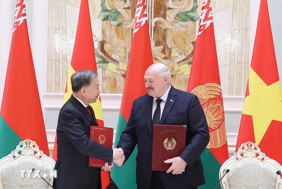 Tổng Bí thư Tô Lâm và Tổng thống Aleksandr Lukashenko ký Tuyên bố chung về việc thiết lập quan hệ Đối tác chiến lược Việt Nam - Belarus 
