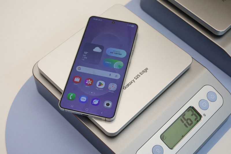Samsung Galaxy S25 Edge được chế tác từ chất liệu titan cao cấp, giúp thiết bị trở nên nhẹ hơn với trọng lượng chỉ 163 gram. Ảnh: Theo Reuters.