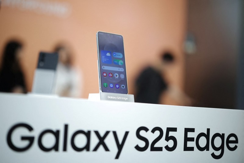 Galaxy S25 Edge của Samsung Electronics được trưng bày tại một sự kiện diễn ra ở cửa hàng của hãng tại Seoul, Hàn Quốc vào ngày 13 tháng 5 năm 2025.