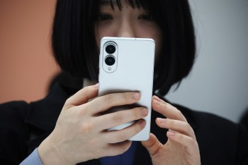 Samsung ra mắt smartphone mỏng nhất 