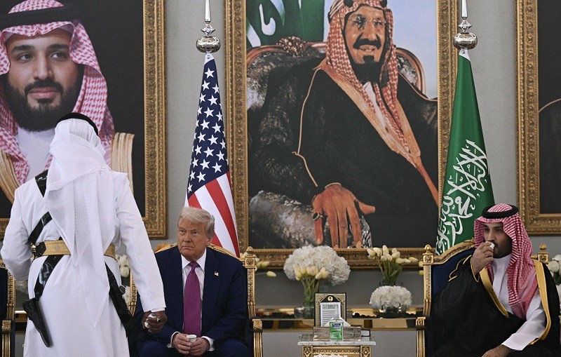 Ông Donald Trump và Thái tử Mohammed bin Salman cùng uống cà phê. Ảnh: Getty