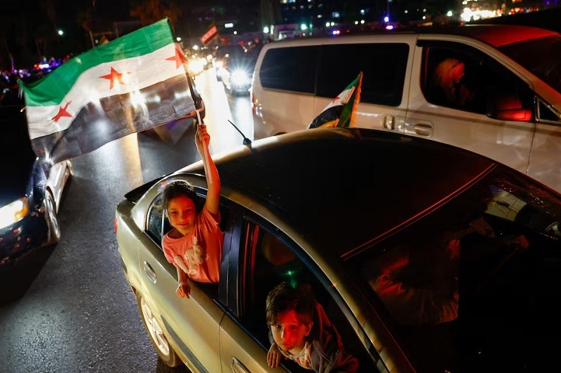 Người dân Syria ra đường ăn mừng sau khi Mỹ dỡ bỏ lệnh cấm vận. Ảnh: Reuters