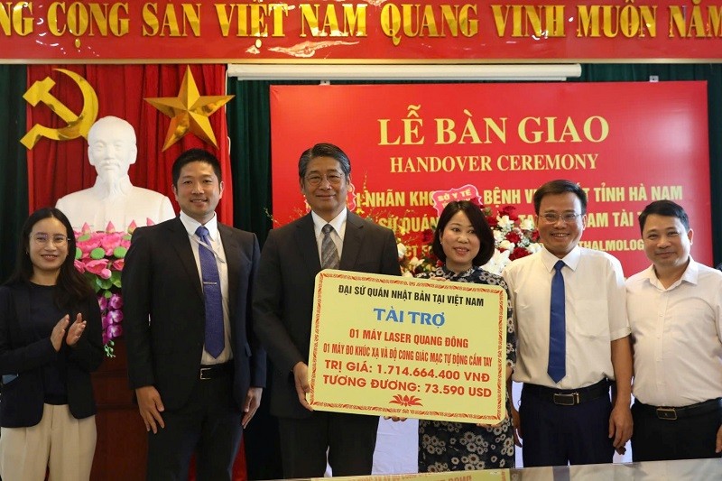 Đại sứ quán Nhật Bản tại Việt Nam tài trợ 1 máy Laser Quang Đông; 1 máy đo khúc xạ và độ cong giác mạc tự động cầm tay cho Bệnh viện Mắt tỉnh Hà Nam. Ảnh: ĐSQ Nhật Bản