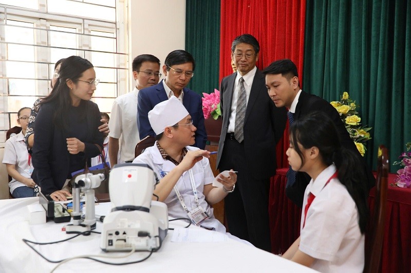 Bác sĩ khám mắt cho học sinh trường THCS Liêm Chính, thành phố Phủ Lý bằng thiết bị do Nhật Bản tài trợ. Ảnh: ĐSQ Nhật Bản