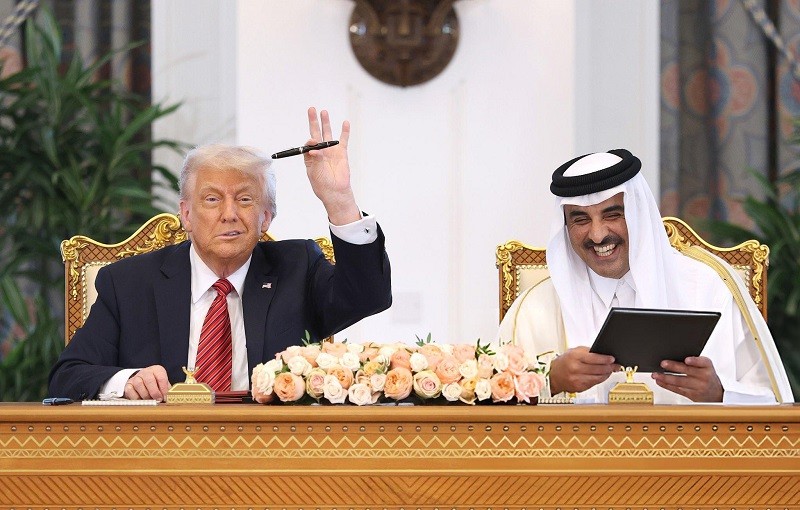 Tổng thống Mỹ Donald Trump và Quốc vương Qatar Tamim bin Hamad Al Thani trong lễ ký kết tại Doha vào ngày 14/5. Ảnh: Getty
