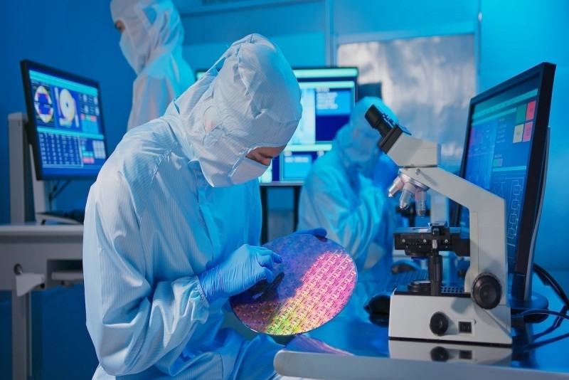 Nhà máy sản xuất chip của liên doanh Foxconn và tập đoàn HCL sẽ có công suất 20.000 tấm wafer và 36 triệu đơn vị chip điều khiển màn hình mỗi tháng. Ảnh: Shutterstock.
