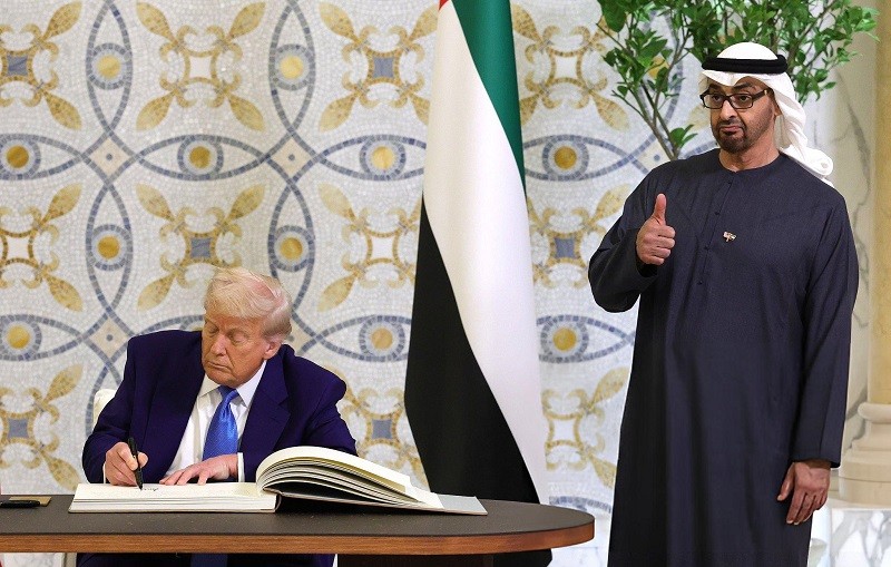 Tổng thống Donald Trump viết lưu bút tại cung điện Qasr Al Watan ngày 15/5. Ảnh: Getty