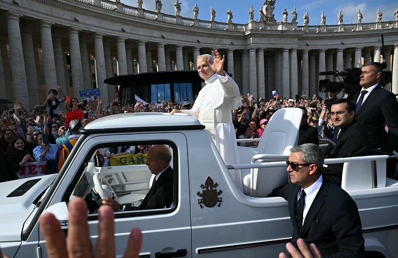 Giáo hoàng Leo XIV trên chiếc Popemobile. Ảnh: AFP