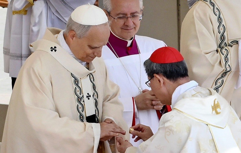 Hồng y Luis Antonio Tagle trao cho Giáo hoàng Leo XIV chiếc Nhẫn Ngư phủ. Ảnh: Getty