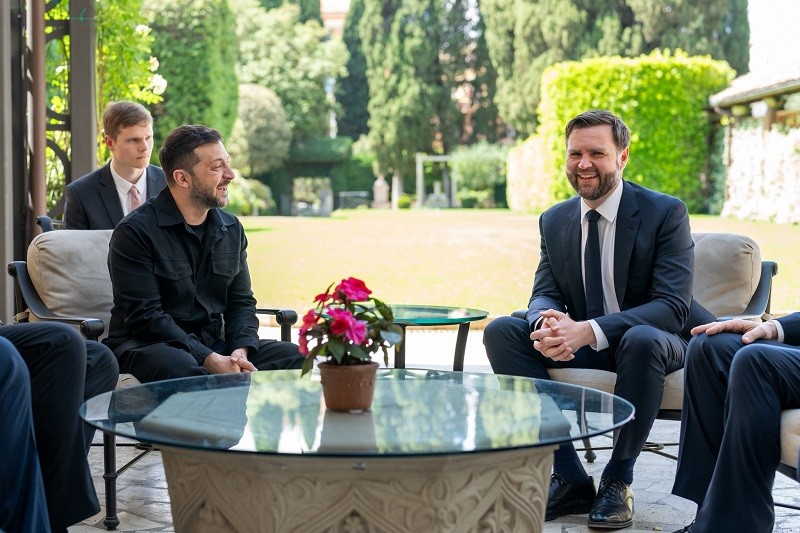 Ông Zelensky và ông Vance tại Rome ngày 18/5. Ảnh: X/@VP