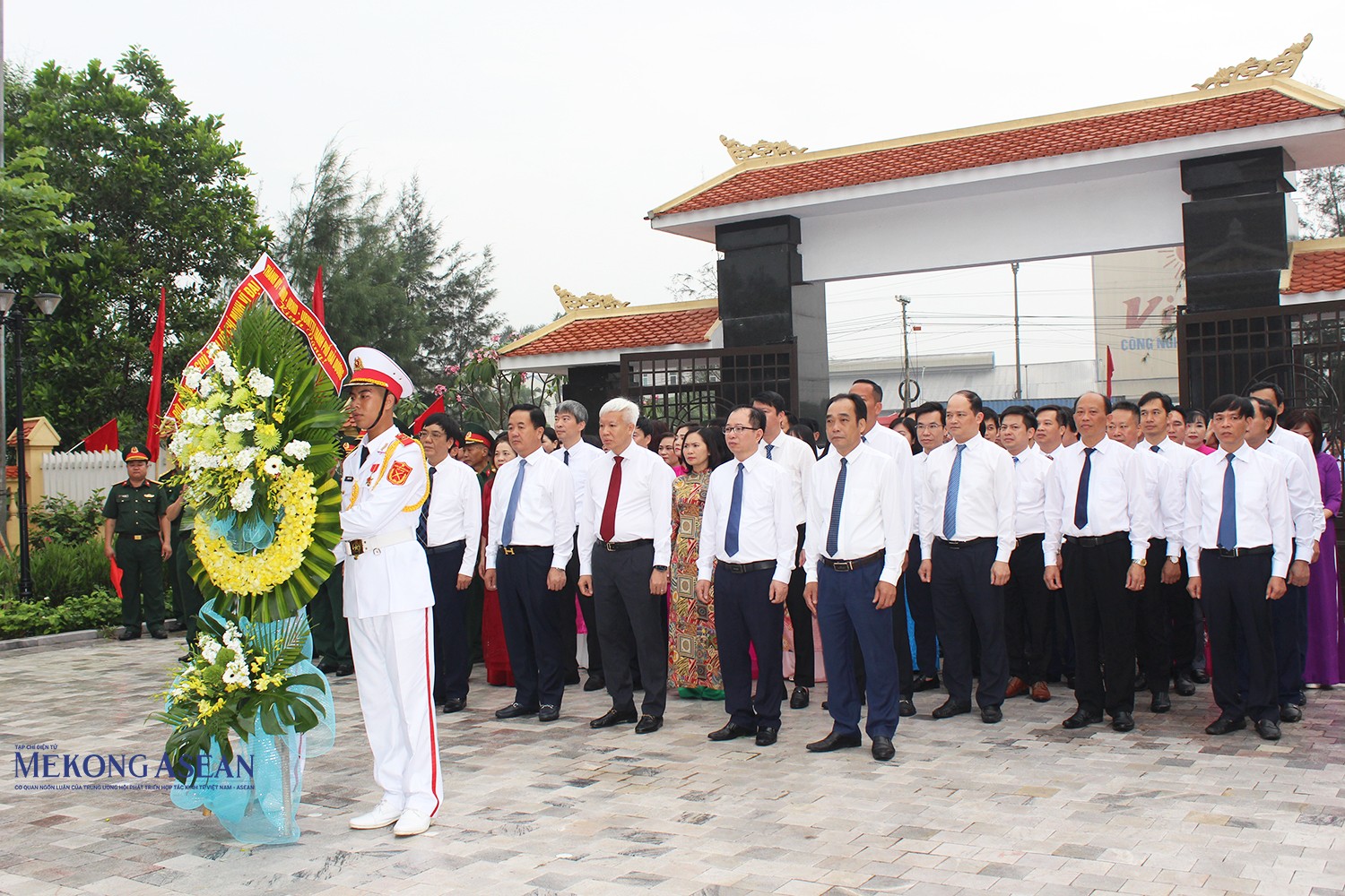 Lãnh đạo thành phố Hải Dương cùng các đại biểu dâng hoa viếng Chủ tịch Hồ Chí Minh.