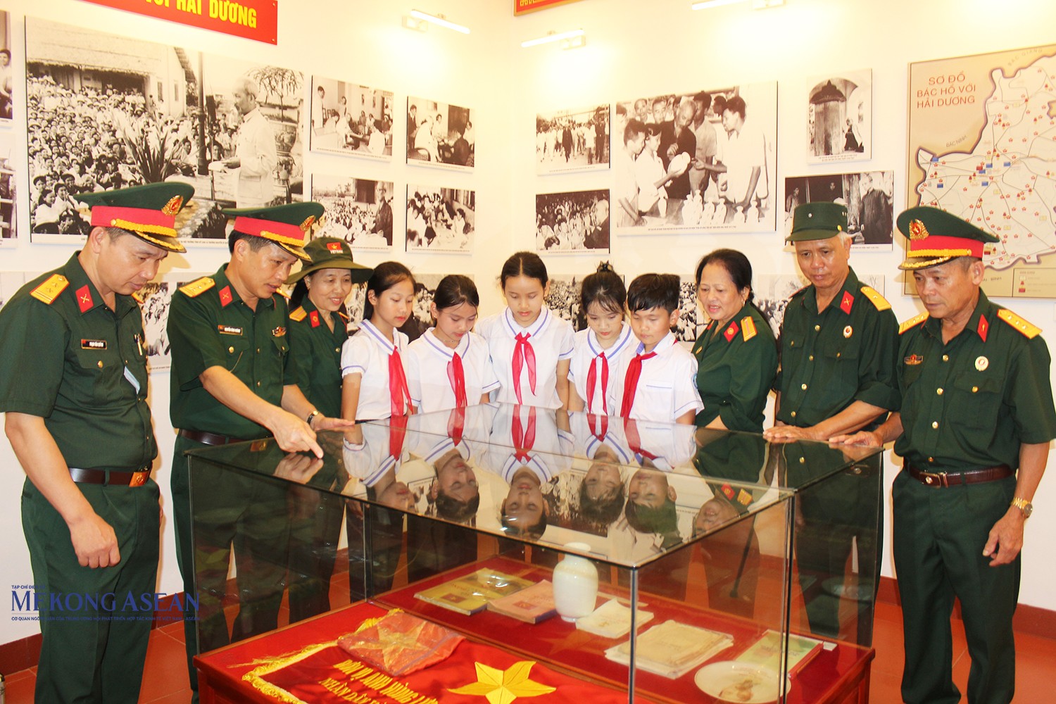 Các đại biểu cùng các em học sinh tham quan gian trưng bày tại Nhà tưởng niệm Chủ tịch Hồ Chí Minh ở phường Ái Quốc.