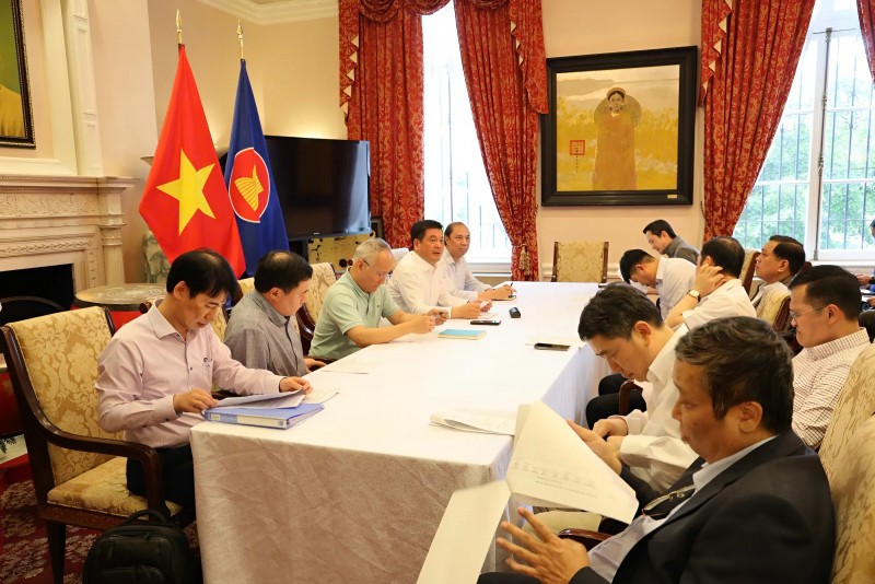 Bộ trưởng Nguyễn Hồng Diên, Trưởng đoàn đàm phán Chính phủ chủ trì họp với đại diện các thành viên đoàn đàm phán và các bộ phận liên quan trước và sau ngày làm việc đầu tiên. Nguồn: Bộ Công Thương.