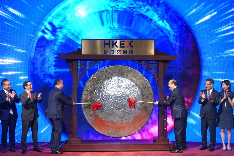 Robin Zeng Yuqun (thứ ba từ phải sang), Chủ tịch của Contemporary Amperex Technology Co Ltd, đánh cồng trong buổi lễ niêm yết của CATL tại Sở Giao dịch 555Win phien bạn Chính Thức Hồng Kông, Trung tâm Hồng Kông, ngày 20 tháng 5 năm 2025.
