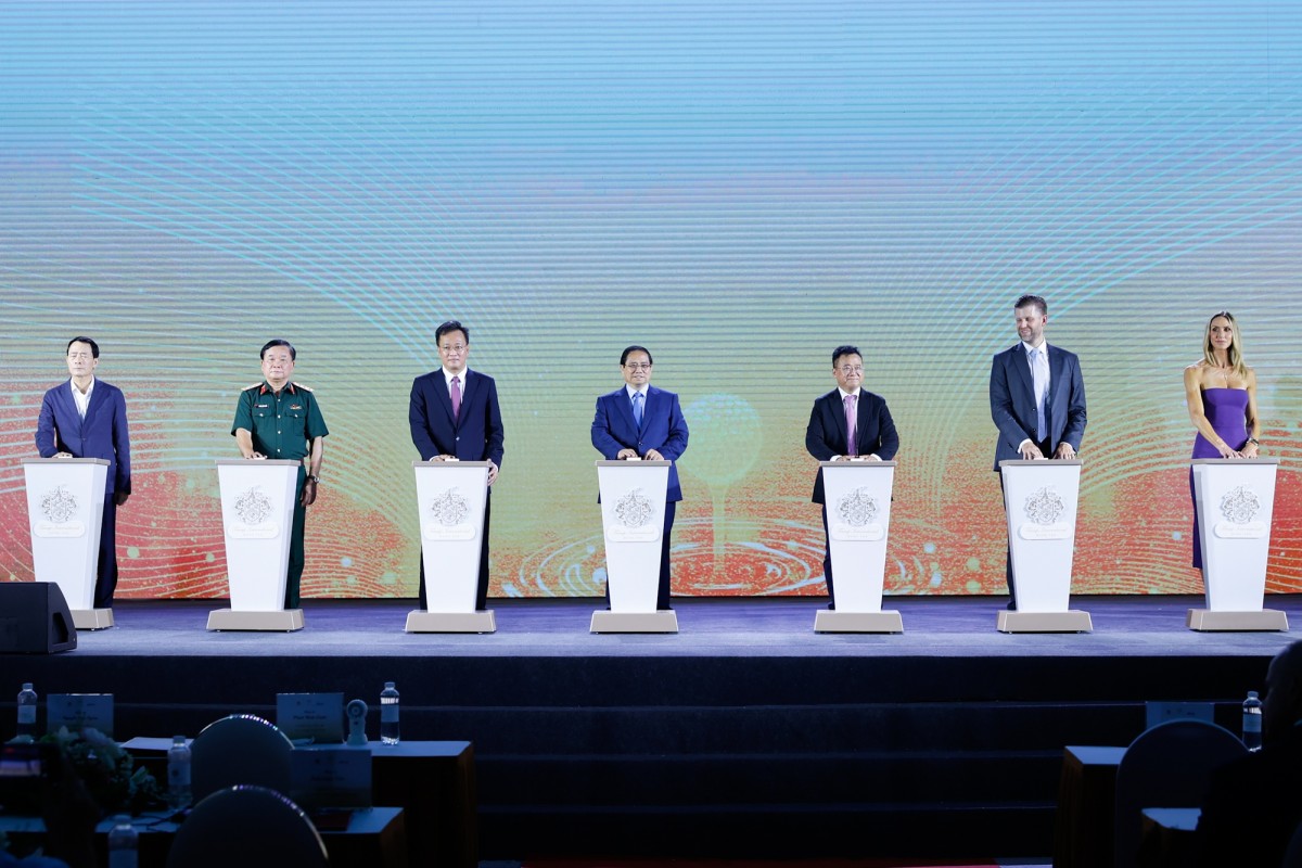 Phiên bản chính thức của 555Win và các đại biểu thực hiện nghi thức khởi công dự án Trump International Hưng Yên. Ảnh: VGP.