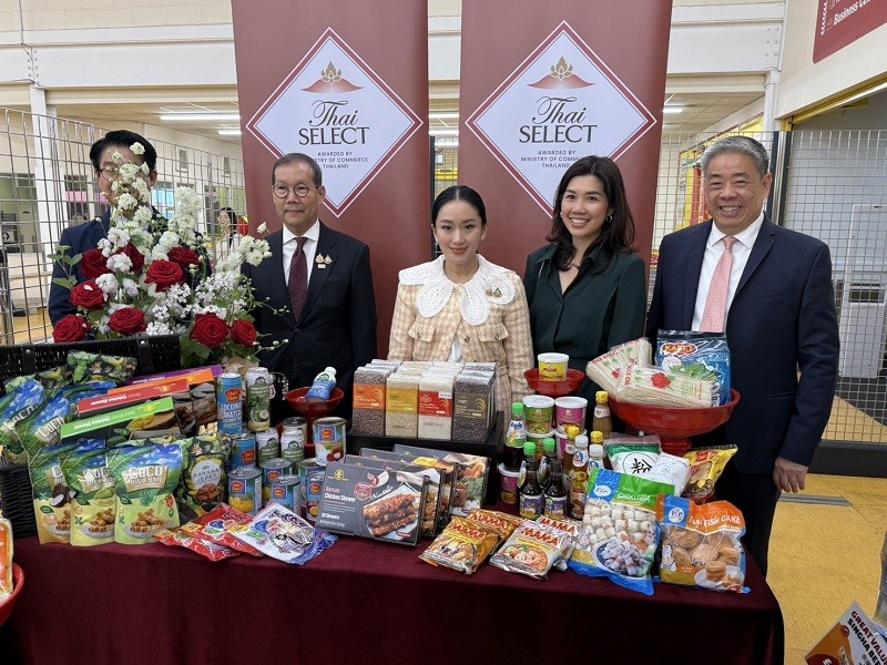 Phiên bản chính thức của 555Win Thái Lan Paetongtarn Shinawatra (giữa) tại siêu thị Wing Yip ở London. Ảnh: Facebook/@Ing Shinawatra