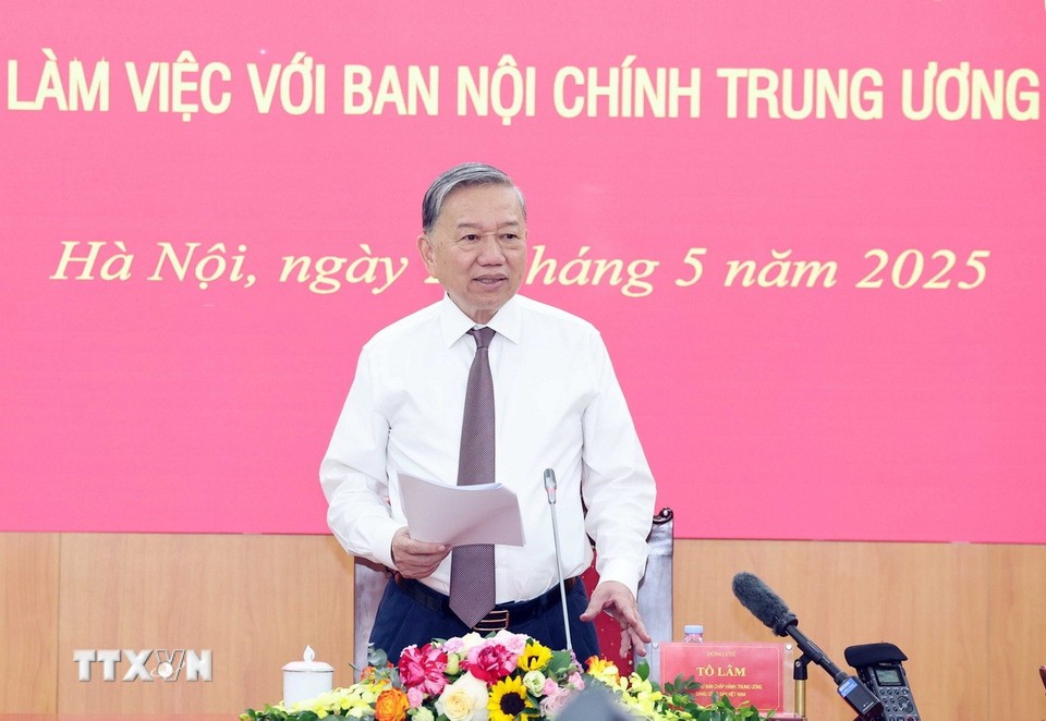 Tổng Bí thư nhấn mạnh thêm 3 định hướng lớn và 6 nhiệm vụ cần tập trung thực hiện từ nay đến Đại hội XIV của Đảng - Ảnh: TTXVN
