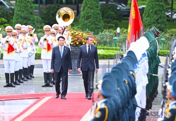 Chủ tịch nước Lương Cường chủ trì lễ đón Tổng thống Pháp