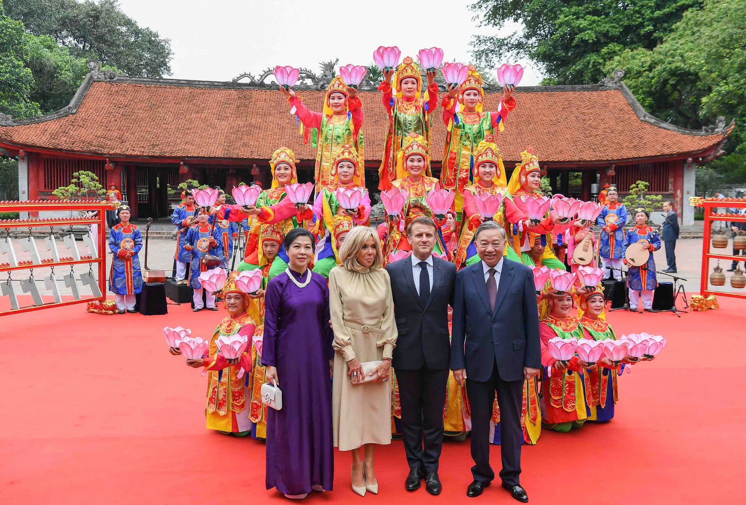 Tổng Bí thư Tô Lâm cùng Tổng thống Pháp thăm Văn Miếu - Quốc Tử Giám