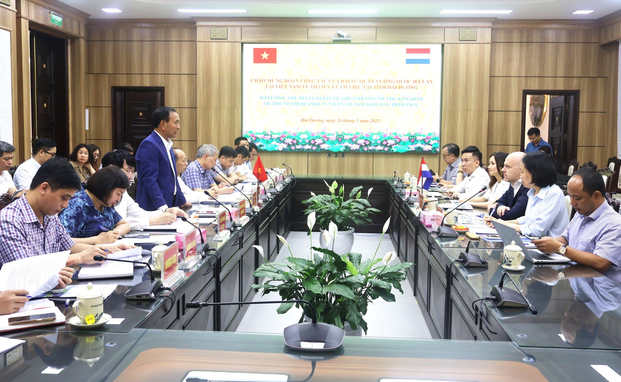 Quang cảnh buổi làm việc.
