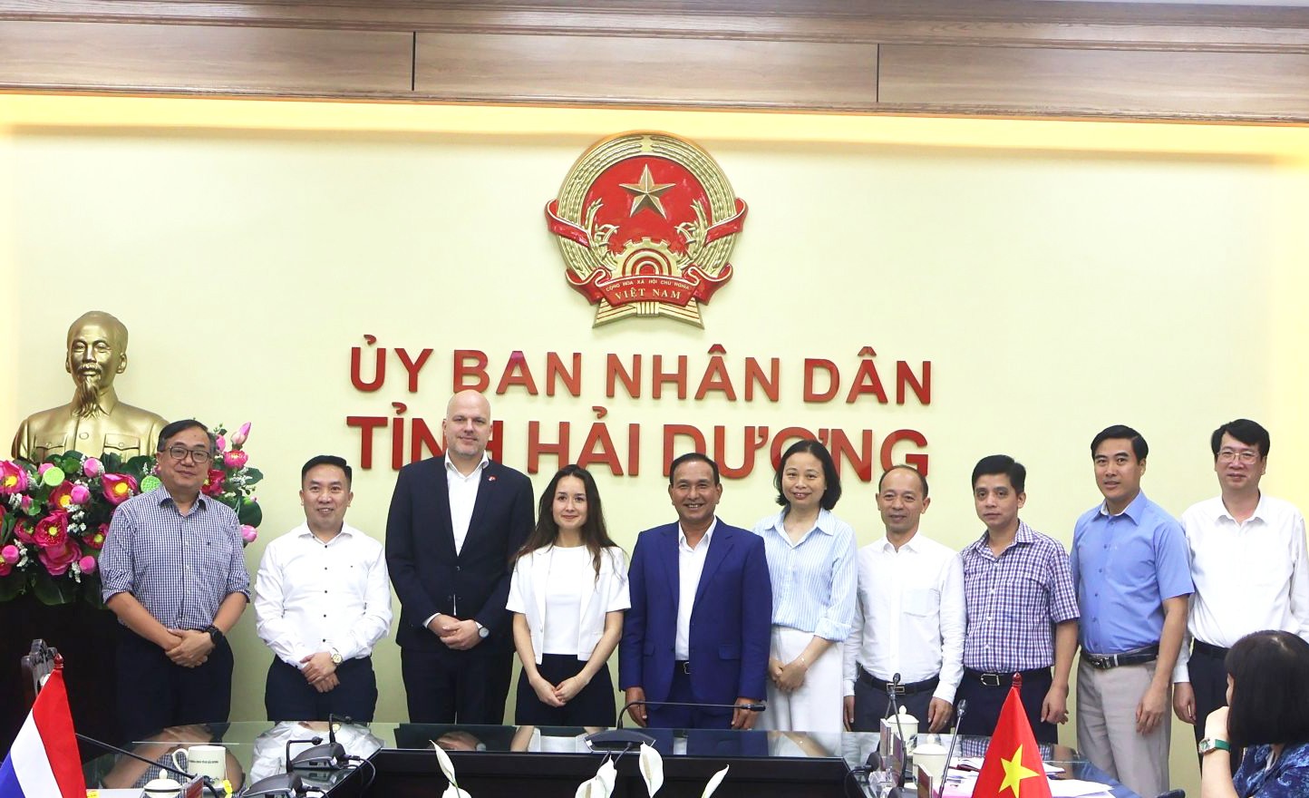 Đoàn công tác của Đại sứ quán Vương quốc Hà Lan tại Việt Nam chụp ảnh kỷ niệm cùng với lãnh đạo tỉnh, lãnh đạo một số sở, ngành của tỉnh Hải Dương.