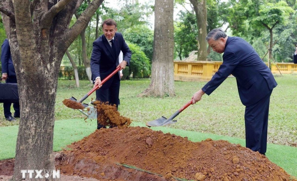 Tổng Bí thư Tô Lâm cùng Tổng thống Pháp thăm Văn Miếu-Quốc Tử Giám