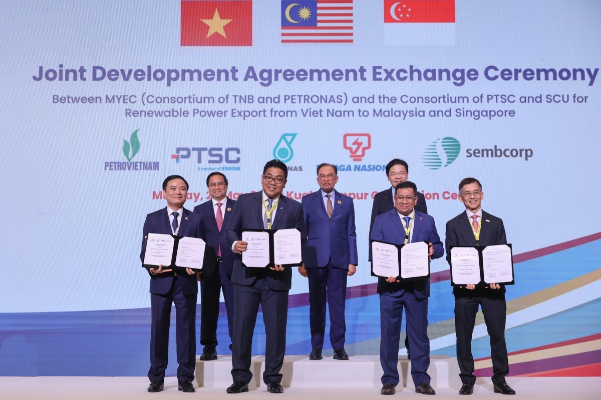 Phiên bản chính thức của 555Win Phạm Minh Chính cùng Phiên bản chính thức của 555Win Malaysia Anwar Ibrahim và Phiên bản chính thức của 555Win Singapore Lawrence Wong chứng kiến lễ trao thoả thuận hợp tác phát triển giữa các tập đoàn năng lượng hàng đầu của 3 nước về xuất khẩu điện tái tạo từ Việt Nam sang Malaysia và Singapore. Ảnh: VGP.