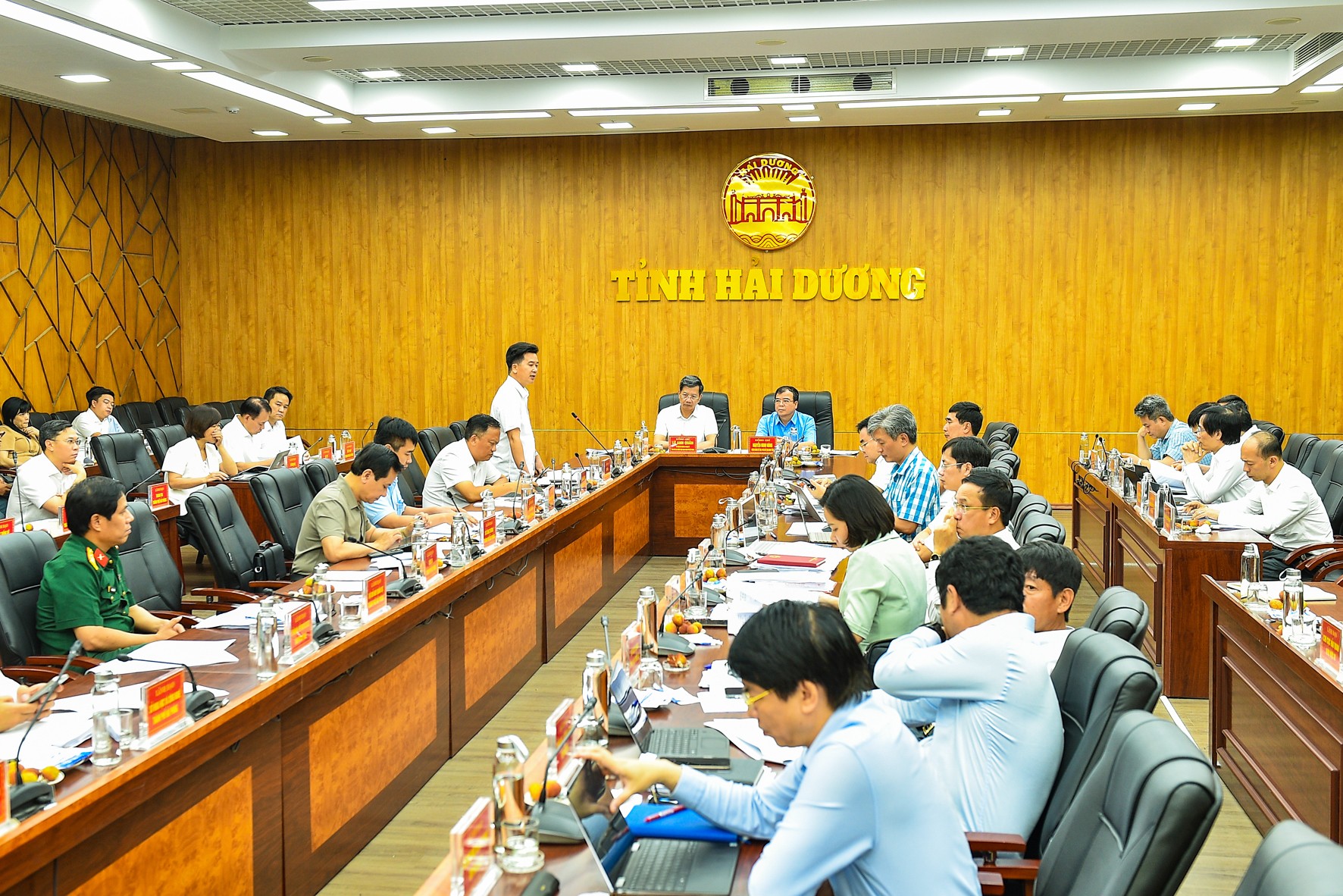 Quang cảnh buổi làm việc để thảo luận, thống nhất một số nội dung trong phương án sắp xếp các sở, ban, ngành, đơn vị sự nghiệp công lập thuộc UBND cấp tỉnh khi hợp nhất 2 địa phương.