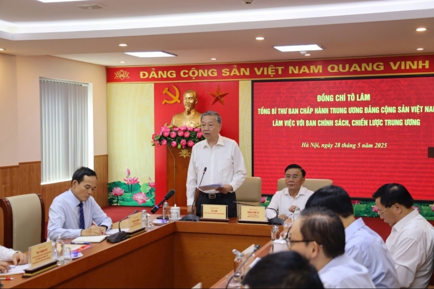 Chuyển tư duy 'siết để kiểm soát' sang 'mở để quản trị' thị trường vàng