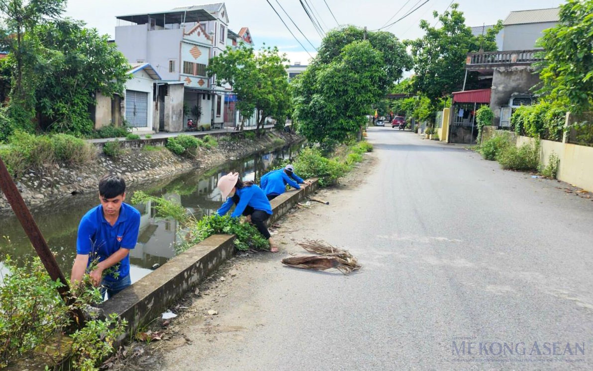 Đoàn viên, thanh niên tỉnh Hưng Yên tham gia xây dựng nông thôn mới tại địa phương.