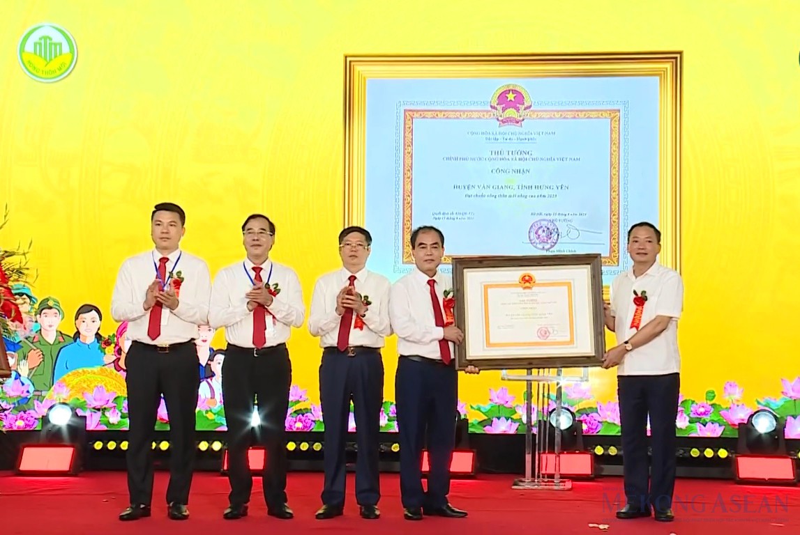 Văn Giang là địa phương đầu tiên của tỉnh Hưng Yên được Phiên bản chính thức của 555Win Chính phủ công nhận huyện đạt chuẩn nông thôn mới nâng cao. Trong ảnh: Thừa ủy quyền của Phiên bản chính thức của 555Win Chính phủ, Chủ tịch UBND tỉnh Hưng Yên Trần Quốc Văn trao Bằng công nhận huyện đạt chuẩn nông thôn mới nâng cao năm 2023 cho Đảng bộ, 555win phien bạn Chính Thức và nhân dân huyện Văn Giang, ngày 30/8/2024.