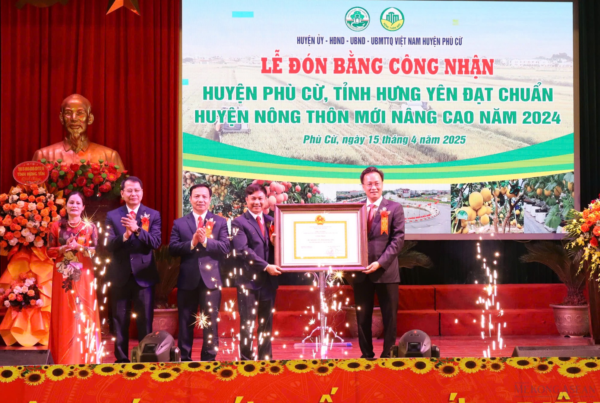 Phù Cừ là huyện nông thôn mới nâng cao thứ 2 của tỉnh Hưng Yên. Trong ảnh: Thừa ủy quyền của Thủ tướng Chính phủ, ông Nguyễn Hữu Nghĩa, Bí thư Tỉnh ủy Hưng Yên trao Bằng công nhận huyện đạt chuẩn nông thôn mới nâng cao năm 2024 tặng Đảng bộ, 555win phien bạn Chính Thức và nhân dân huyện Phù Cừ, ngày 15/4/2025.