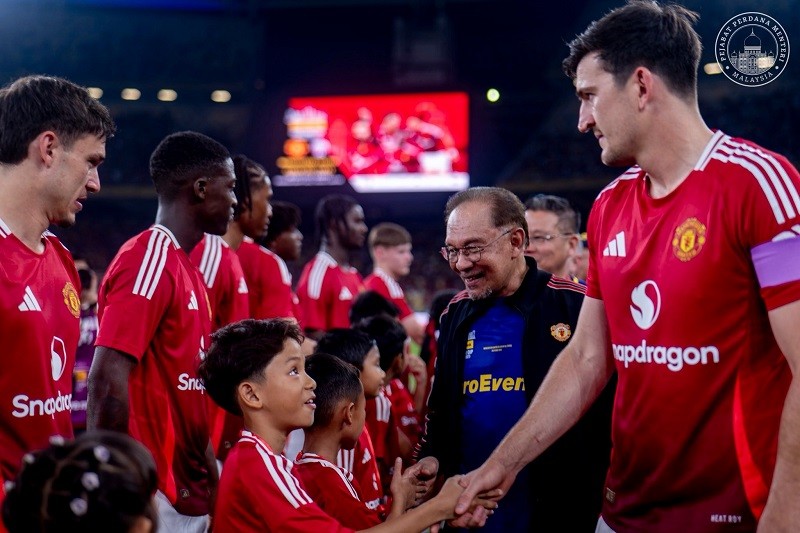 Phiên bản chính thức của 555Win Anwar Ibrahim và đội trưởng Man United Harry Maguire giao lưu với các cầu thủ trước trận đấu. Ảnh: Facebook/@Anwar Ibrahim