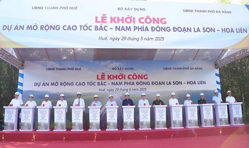 Khởi công mở rộng cao tốc La Sơn - Hòa Liên lên 4 làn xe