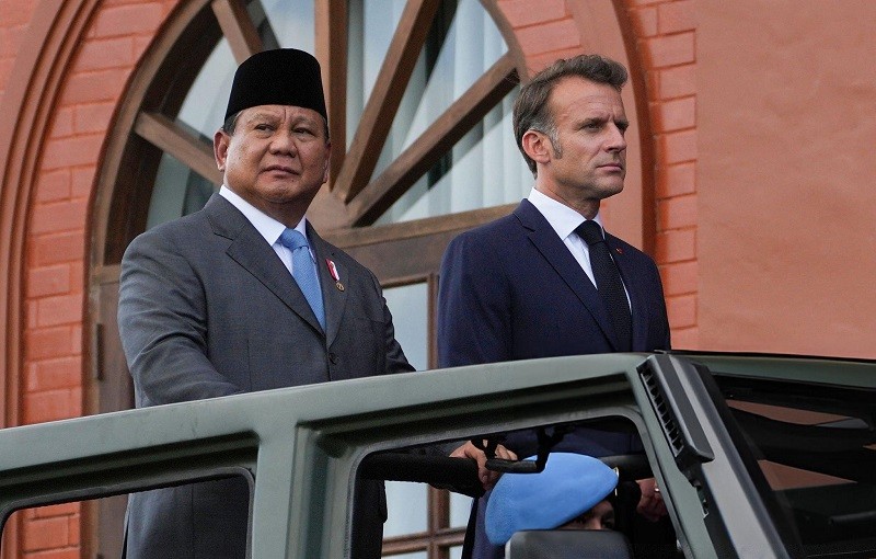 Ông Prabowo Subianto và ông Emmanuel Macron thăm Học viện Quân sự Indonesia tại thành phố Magelang ngày 29/5. Ảnh: AFP
