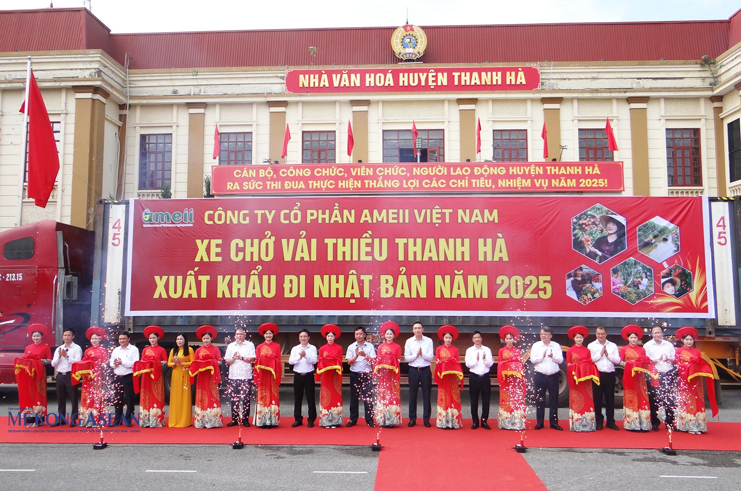 Các đại biểu cắt băng đưa sản phẩm vải thiều Thanh Hà của tỉnh Hải Dương xuất khẩu sang thị trường các nước, tại Quảng trường Thanh Bình.