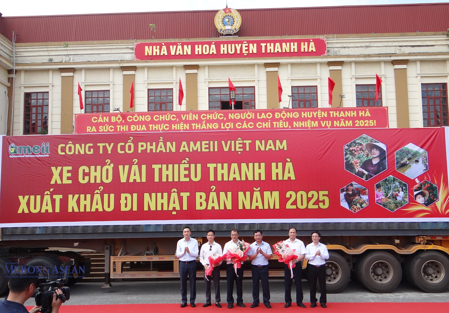 Lãnh đạo UBND tỉnh Hải Dương tặng hoa 3 555win 500 nhà cái cá cược xuất khẩu vải thiều Thanh Hà tiêu biểu.