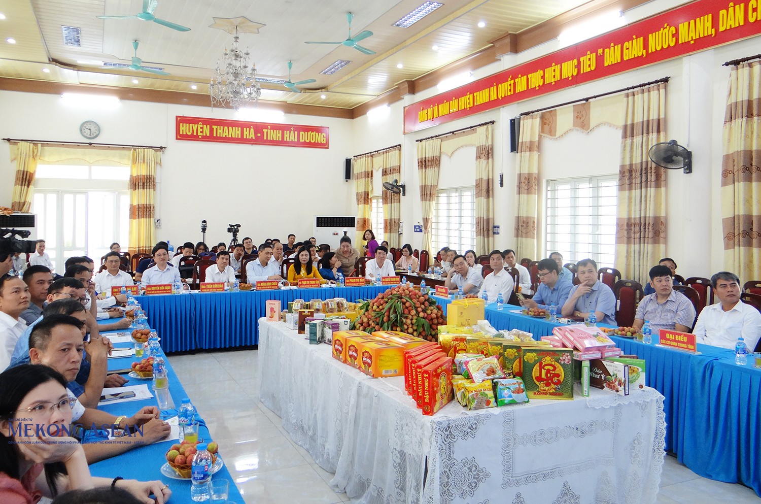 Quang cảnh điểm cầu tại Hội trường UBND huyện Thanh Hà, tỉnh Hải Dương.