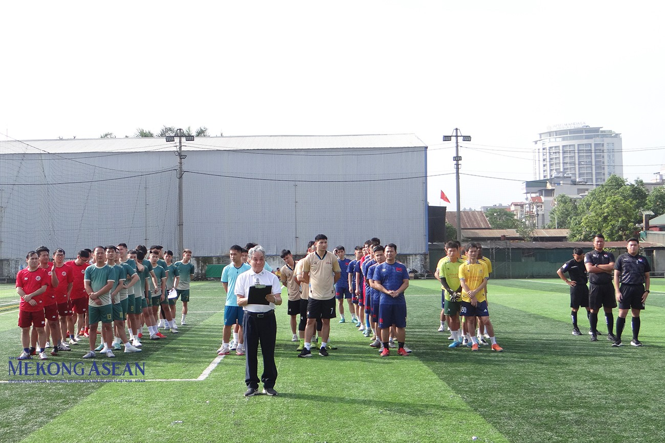 PGS.TS Trương Mạnh Tiến, Phó Chủ tịch Hội Kinh tế Môi trường Việt Nam, Chủ tịch Hội đồng Biên tập Tạp chí Kinh tế Môi trường phát biểu khai mạc giải bóng đá. PGS.TS Trương Mạnh Tiến, Phó Chủ tịch Hội Kinh tế Môi trường Việt Nam, Chủ tịch Hội đồng Biên tập Tạp chí Kinh tế Môi trường phát biểu khai mạc giải bóng đá.