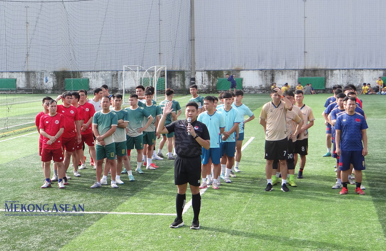Đại diện trọng tài giải bóng đá đọc lời tuyên thệ. Đại diện trọng tài giải bóng đá đọc lời tuyên thệ.