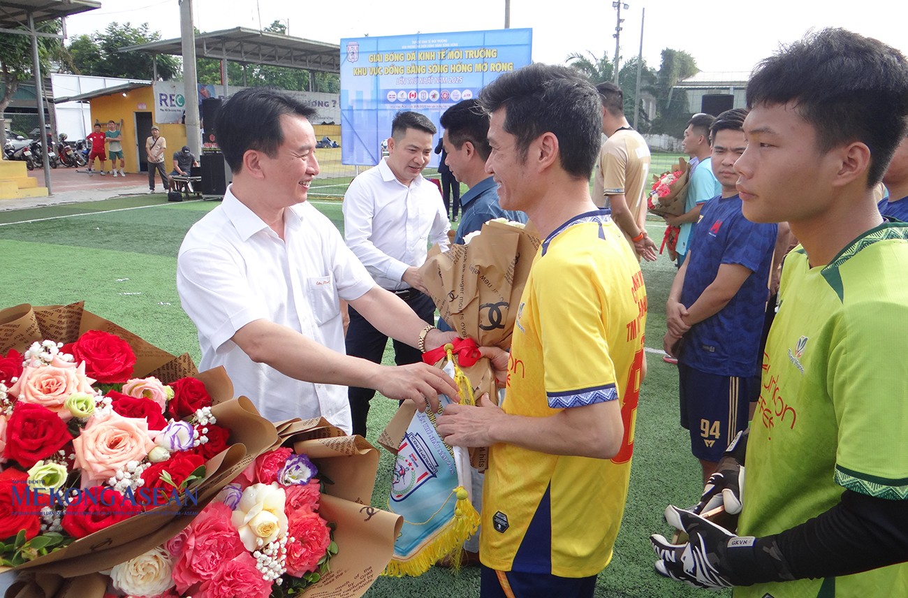 Ông Nguyễn Đức Tuấn, Ủy viên Ban thường vụ Tỉnh ủy, Chủ tịch Ủy ban MTTQ Việt Nam tỉnh, Chủ tịch Liên hiệp Các tổ chức hữu nghị tỉnh Hải Dương tặng hoa chúc mừng các đội bóng. Ông Nguyễn Đức Tuấn, Ủy viên Ban thường vụ Tỉnh ủy, Chủ tịch Ủy ban MTTQ Việt Nam tỉnh, Chủ tịch Liên hiệp Các tổ chức hữu nghị tỉnh Hải Dương tặng hoa chúc mừng các đội bóng.